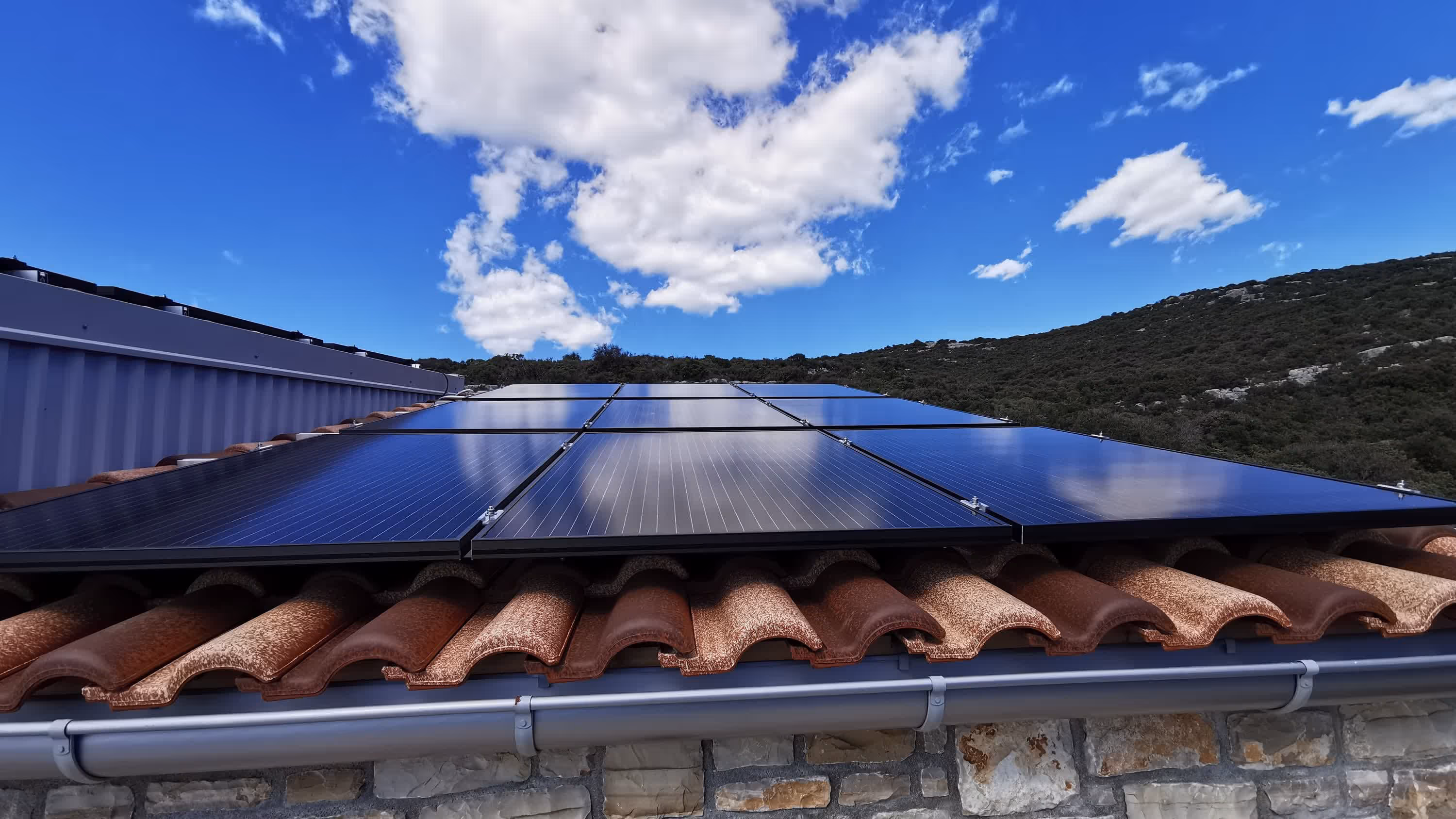 Solarni paneli na krovu objekta u zlatnom svjetlu zalaska sunca